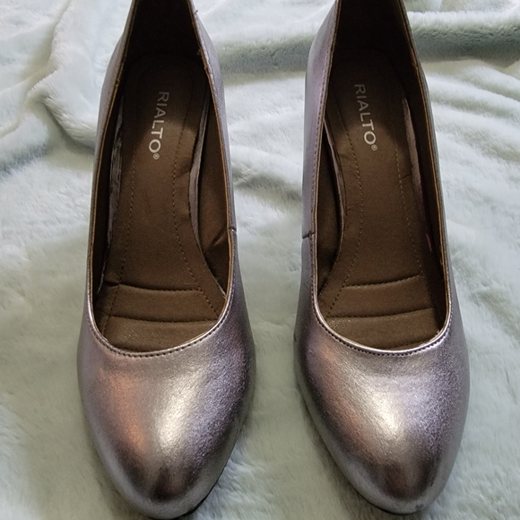 NWOT Silver Heels - Picture 2 of 4